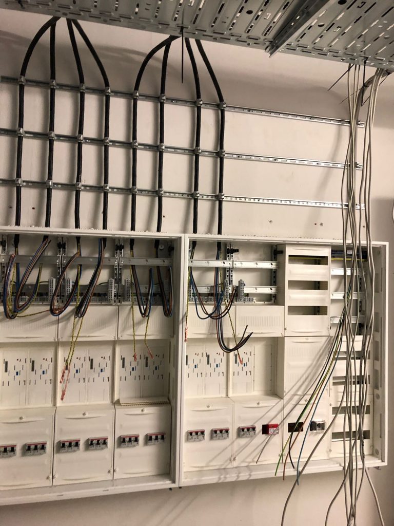 Leitungsführung und Verteilerinstallation