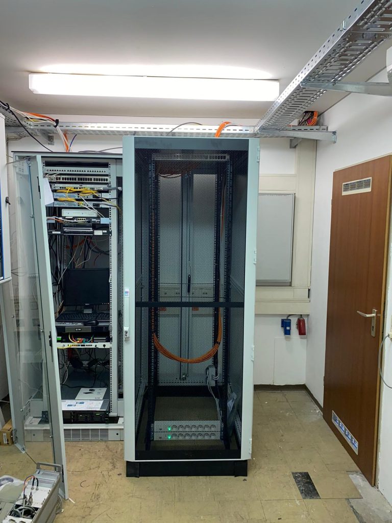 Netzwerkschrank und Datenverkabelung