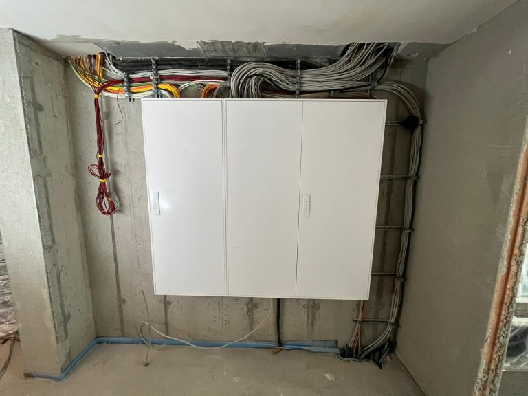 Elektroverteilung während der Montage