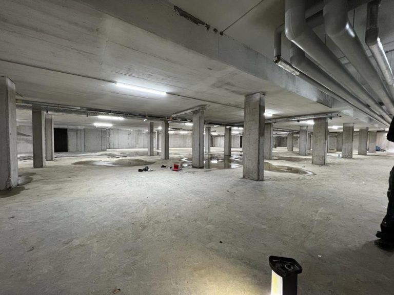 Elektroinstallation in einer Tiefgarage