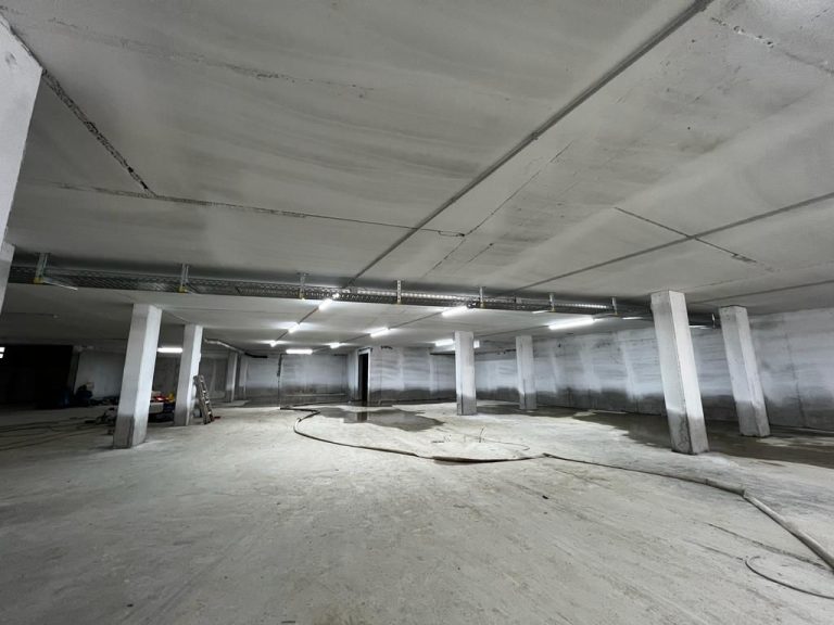 Leitungsführung in einer Tiefgarage
