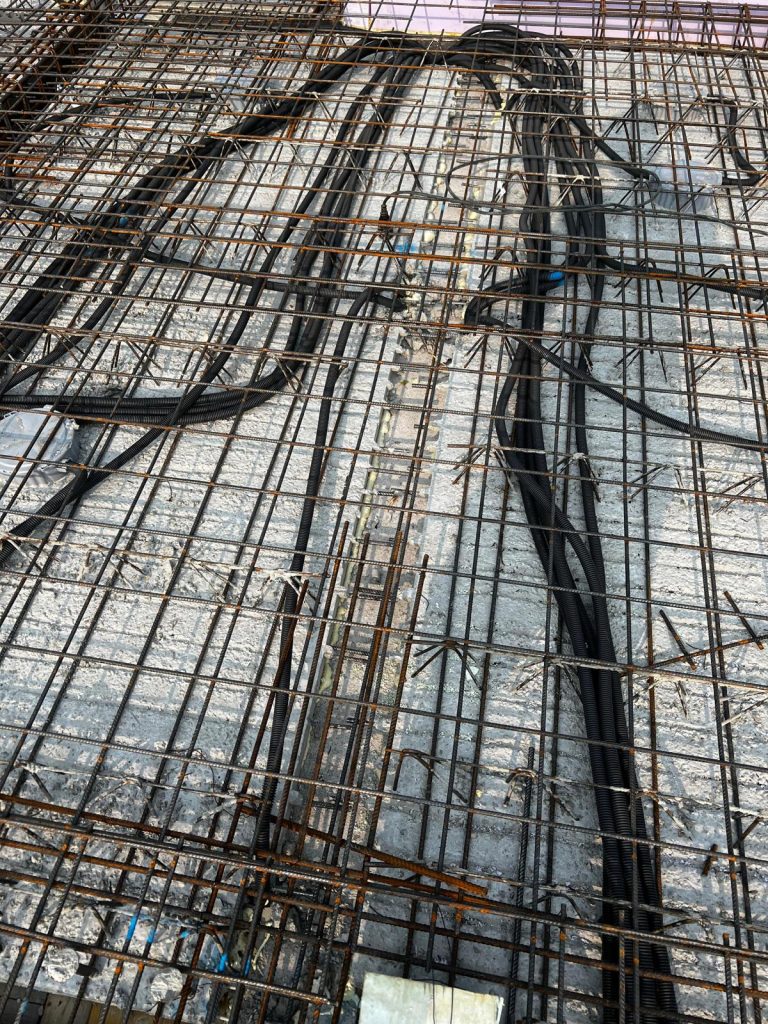 Installationsrohre in der Bewehrung
