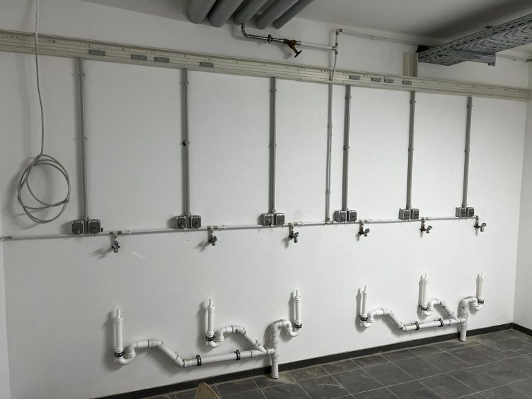 Geordnete Leitungsführung und installierte Elektroanschlüsse
